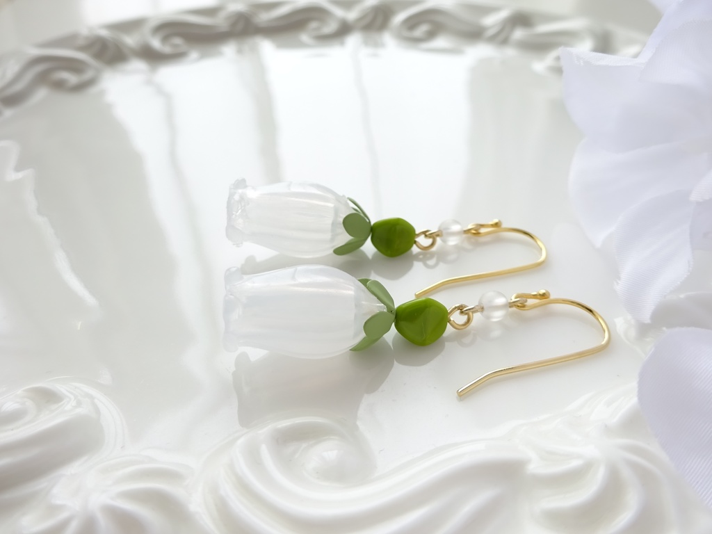 スノードロップのピアス・白(イヤリングOK)