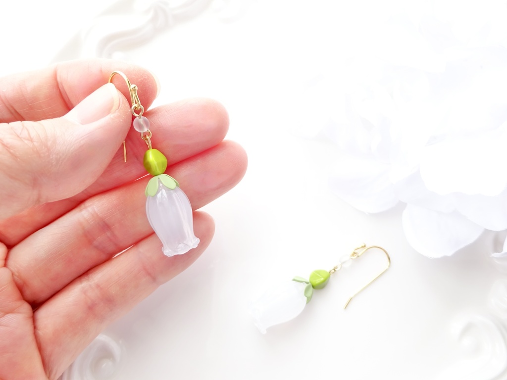 スノードロップのピアス・白(イヤリングOK)