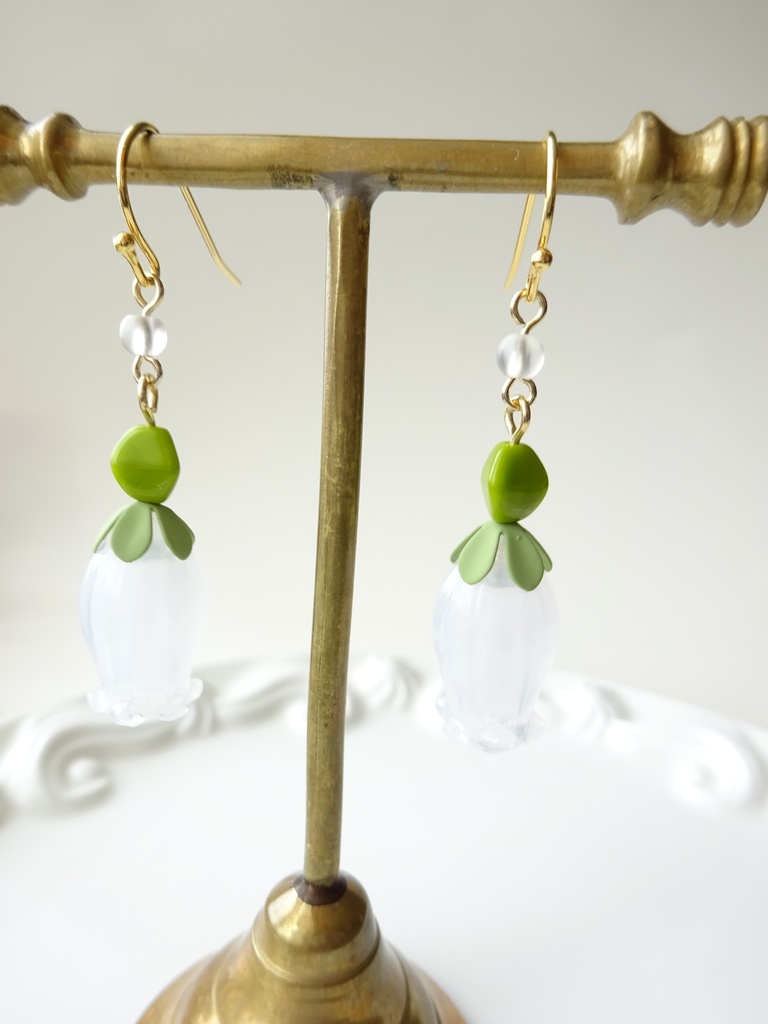 スノードロップのピアス・白(イヤリングOK)