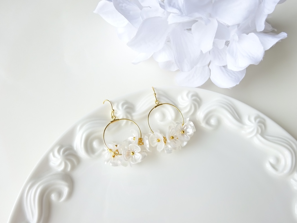 花ゆらピアス・オーロラミルキーホワイトーブライダルベールー(イヤリングOK)