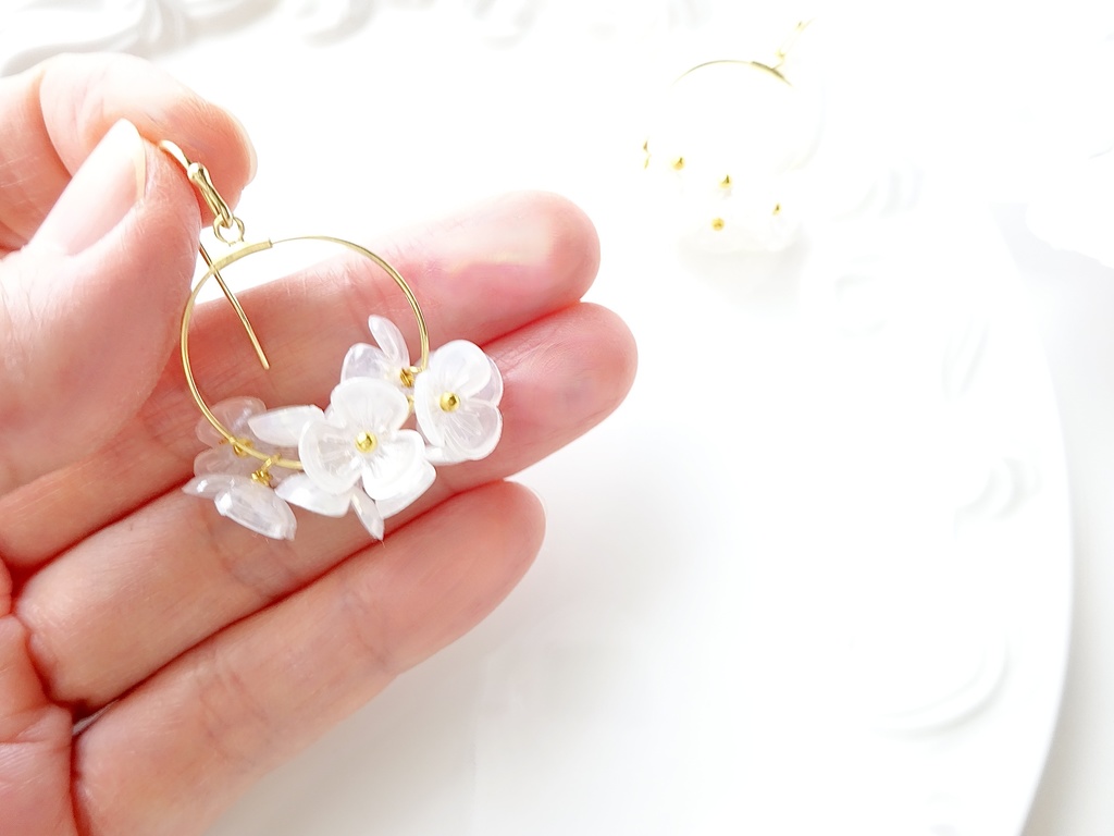 花ゆらピアス・オーロラミルキーホワイトーブライダルベールー(イヤリングOK)