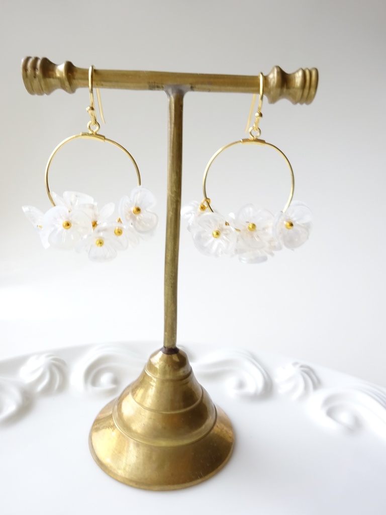 花ゆらピアス・オーロラミルキーホワイトーブライダルベールー(イヤリングOK)