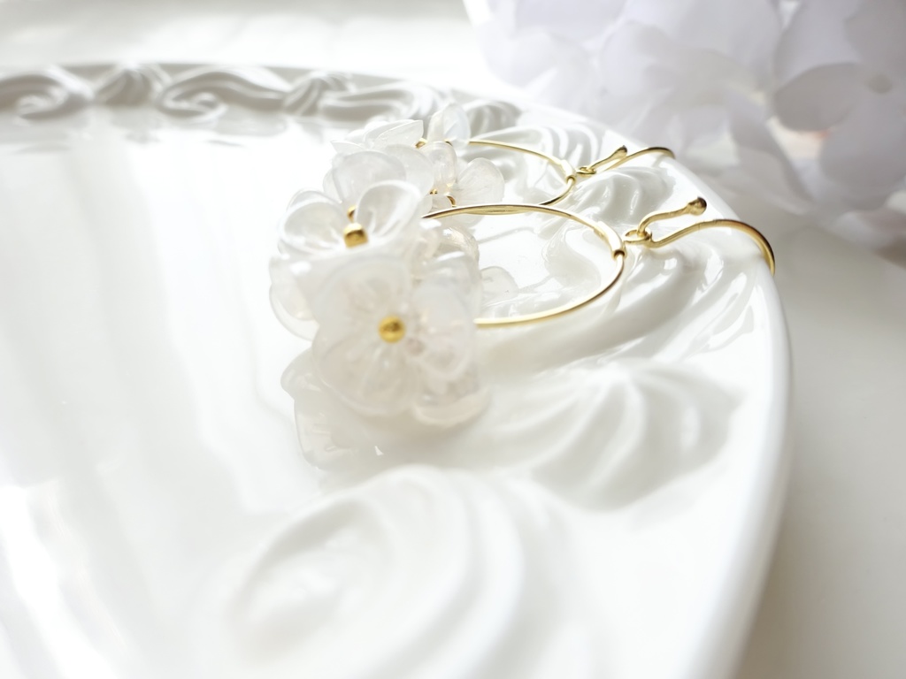 花ゆらピアス・オーロラミルキーホワイトーブライダルベールー(イヤリングOK)