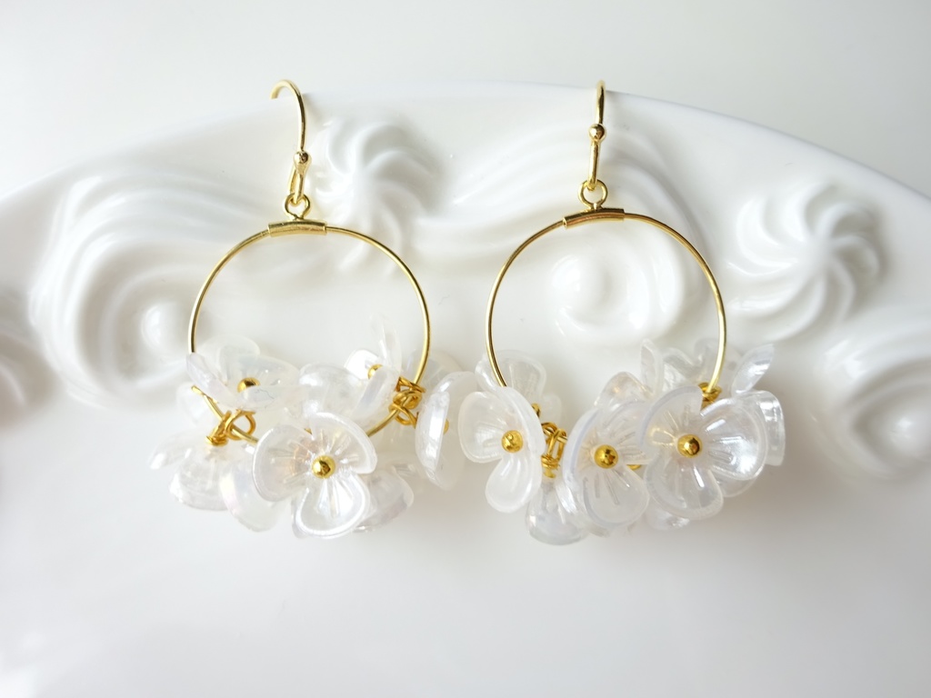 花ゆらピアス・オーロラミルキーホワイトーブライダルベールー(イヤリングOK)