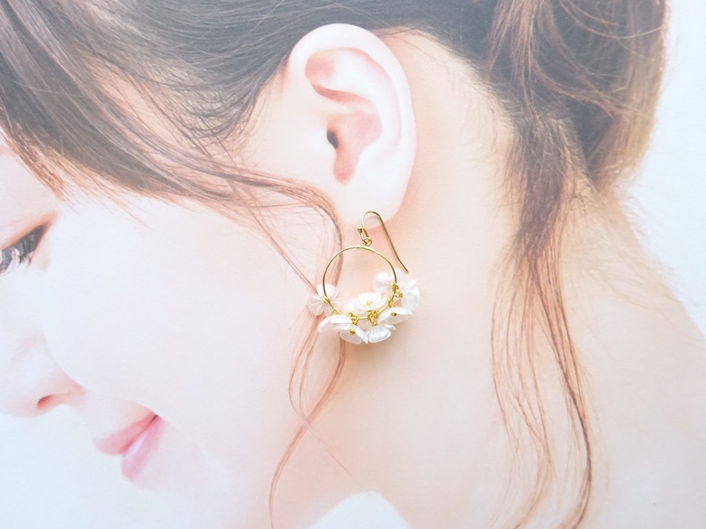 花ゆらピアス・オーロラミルキーホワイトーブライダルベールー(イヤリングOK)