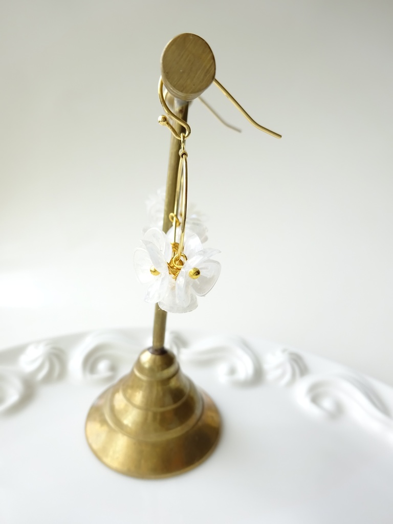 花ゆらピアス・オーロラミルキーホワイトーブライダルベールー(イヤリングOK)