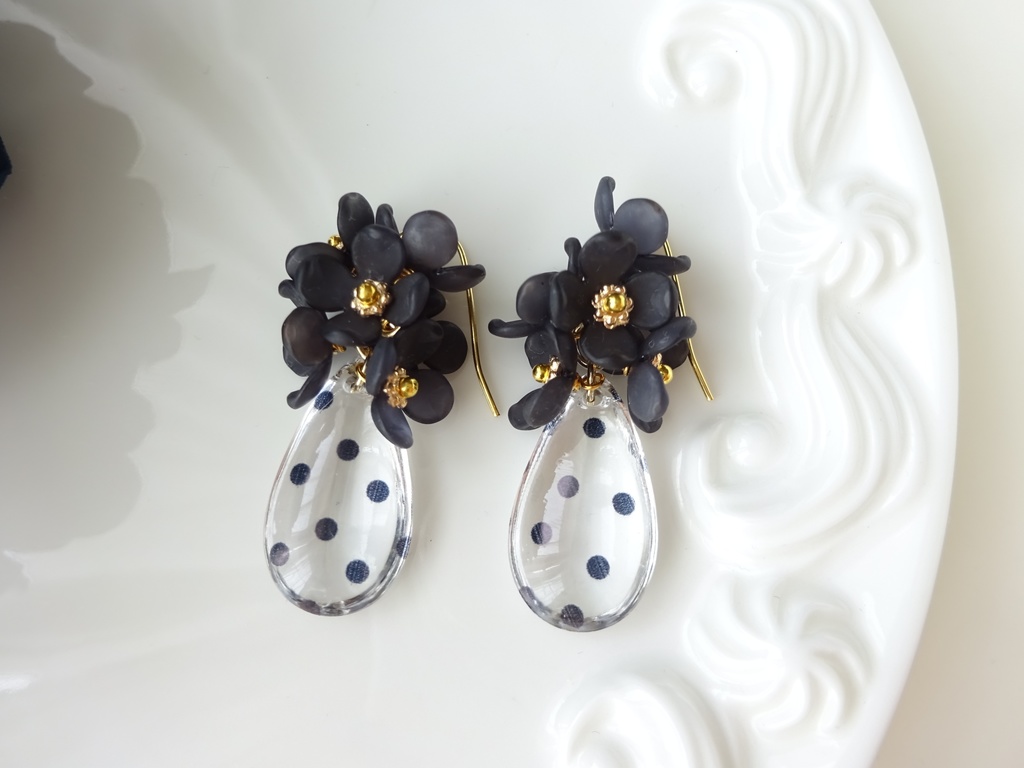 水玉黒紫陽花のピアス(イヤリングOK)