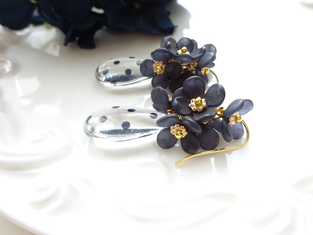 水玉黒紫陽花のピアス(イヤリングOK)
