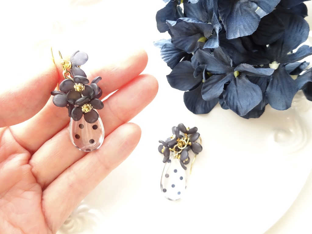 水玉黒紫陽花のピアス(イヤリングOK)