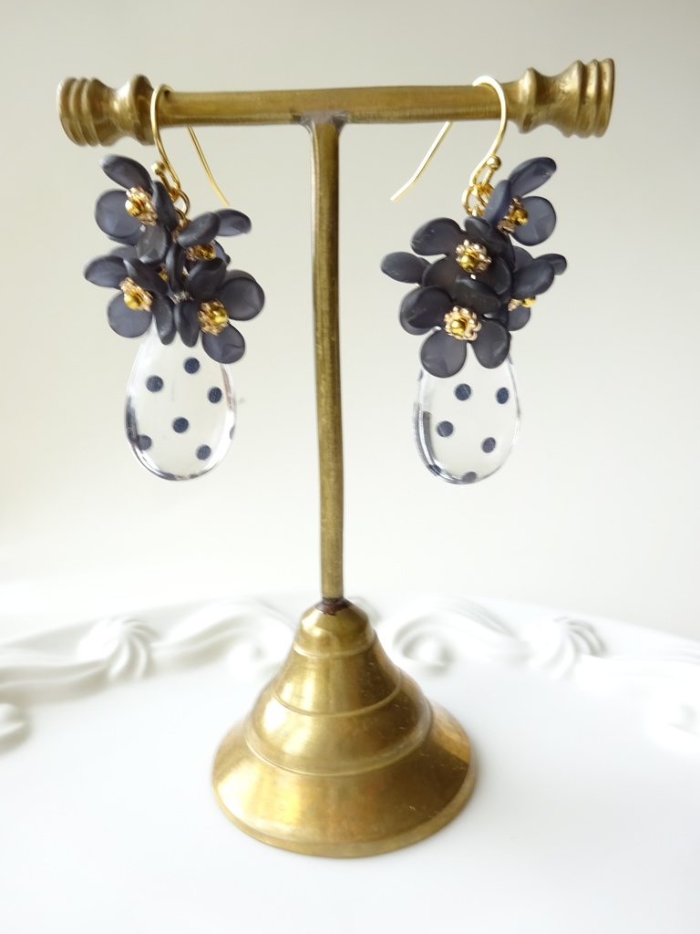 水玉黒紫陽花のピアス(イヤリングOK)