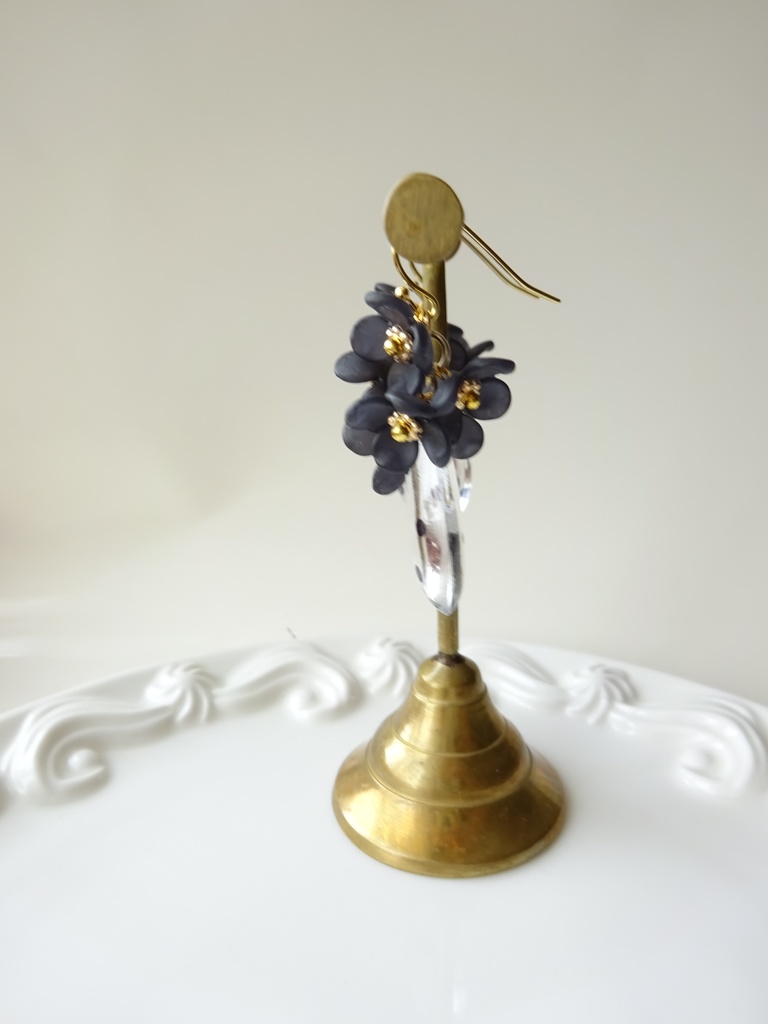 水玉黒紫陽花のピアス(イヤリングOK)