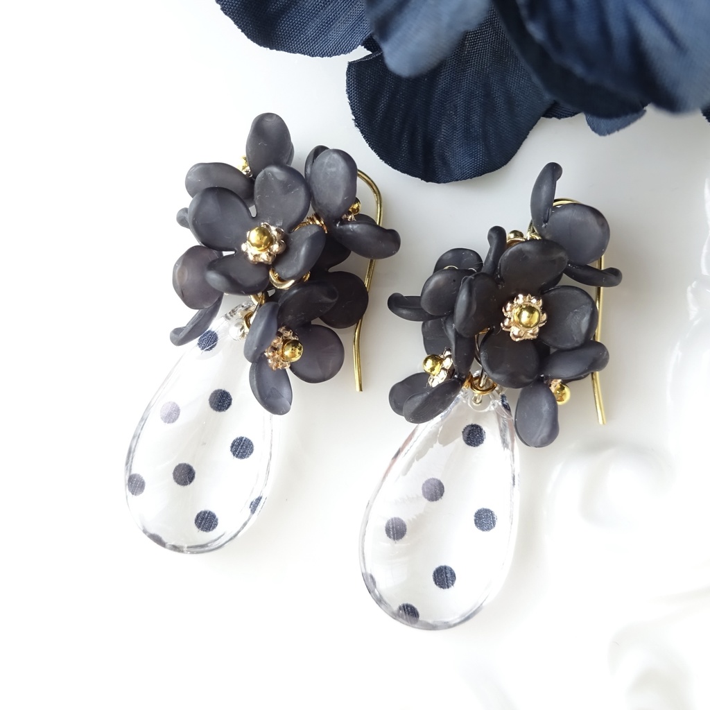 水玉黒紫陽花のピアス(イヤリングOK)