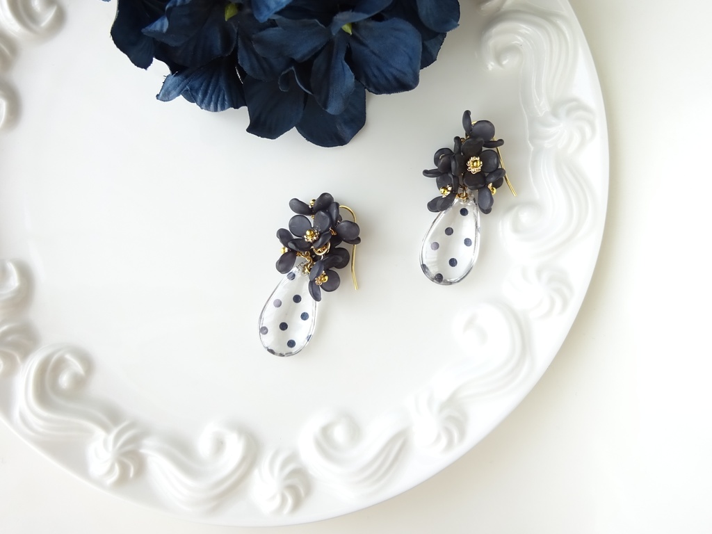 水玉黒紫陽花のピアス(イヤリングOK)