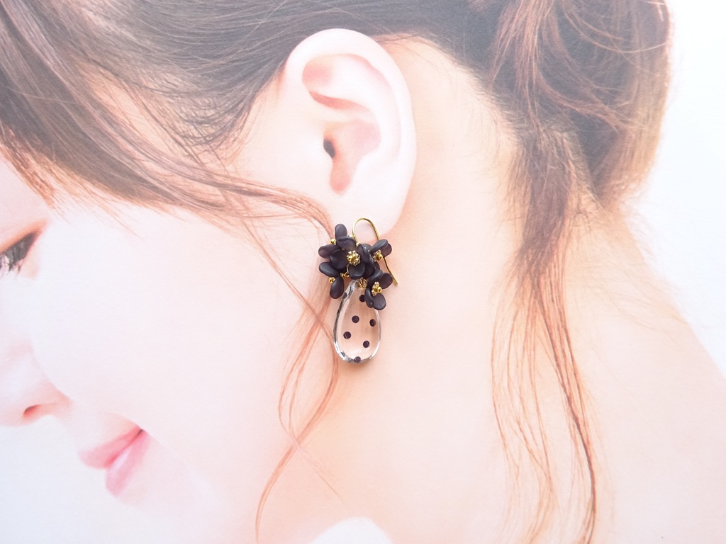水玉黒紫陽花のピアス(イヤリングOK)