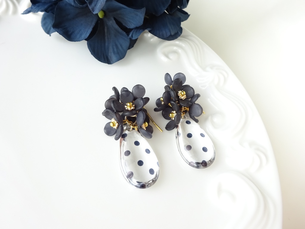 水玉黒紫陽花のピアス(イヤリングOK)