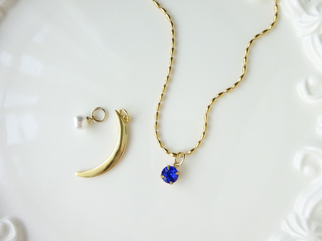 金の三日月ネックレス(おまけチャームつき)