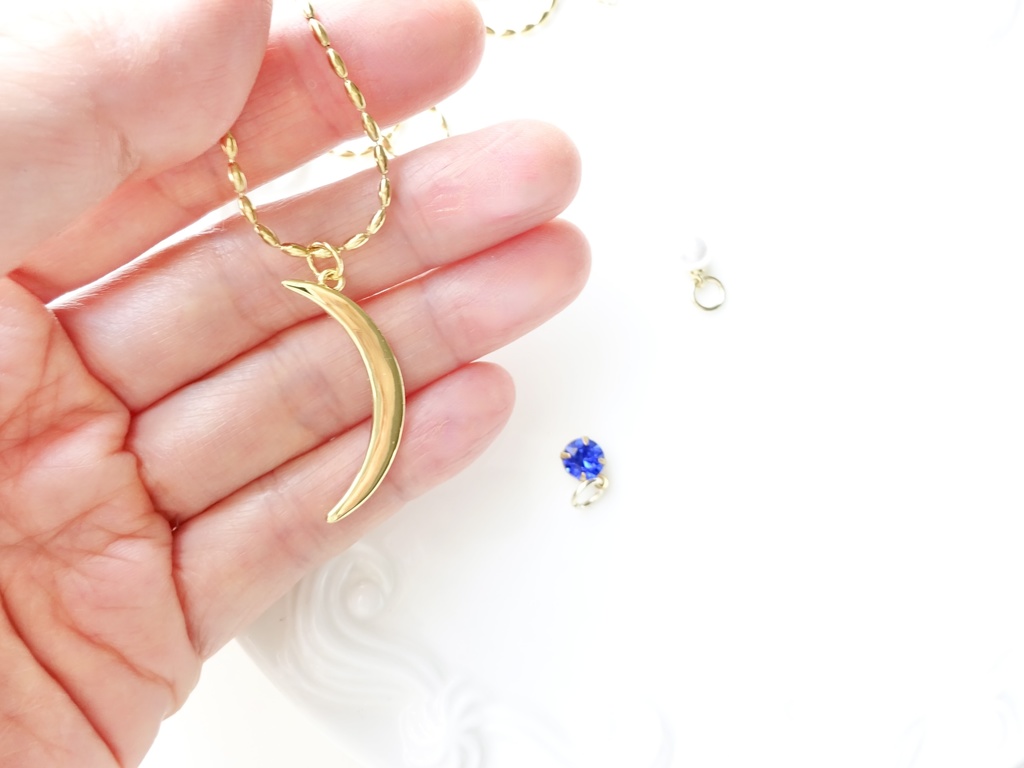 金の三日月ネックレス(おまけチャームつき)