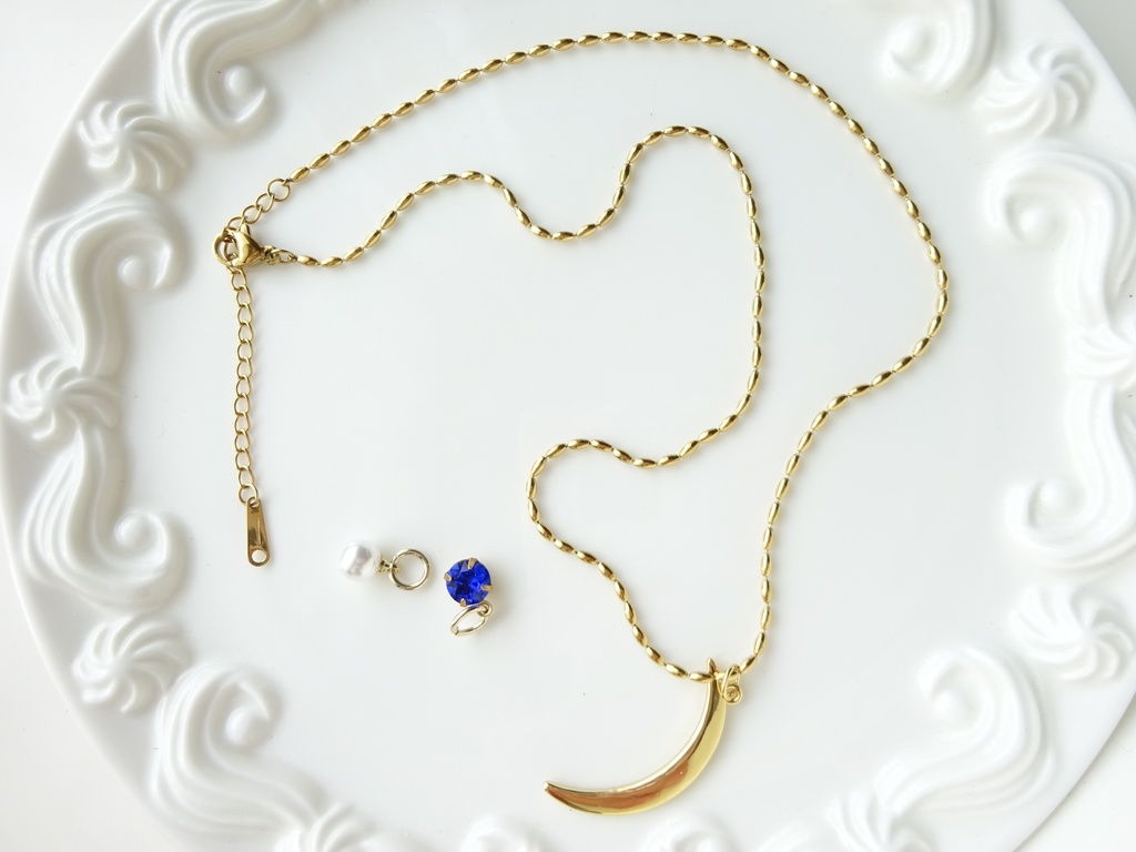 金の三日月ネックレス(おまけチャームつき)