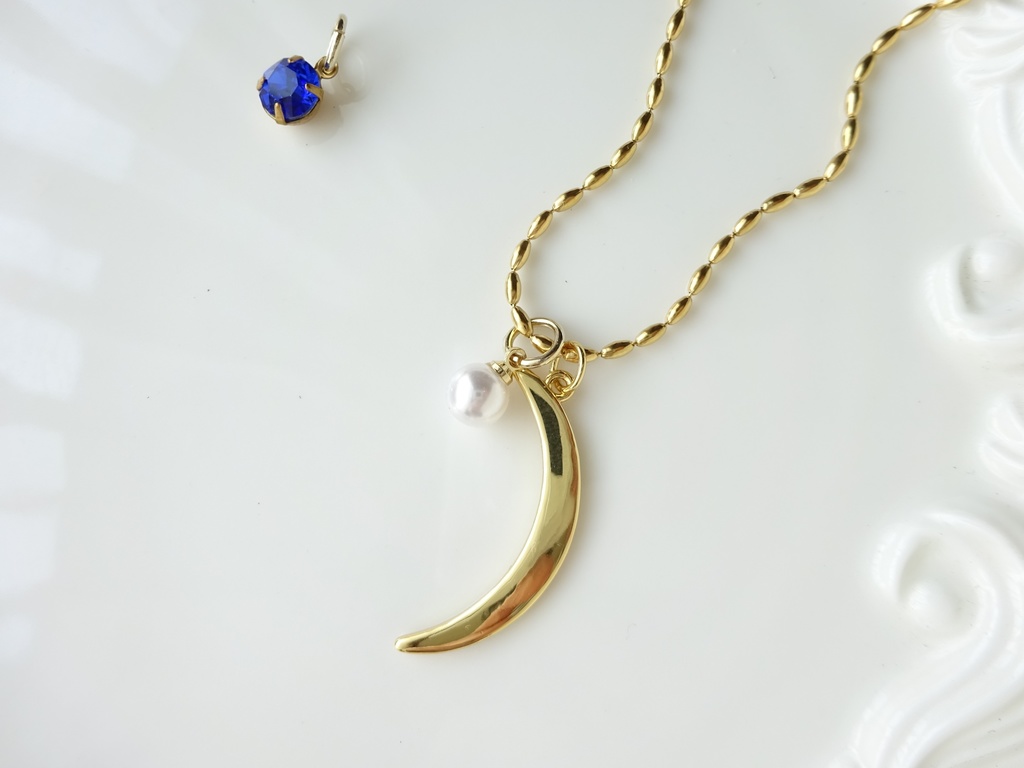 金の三日月ネックレス(おまけチャームつき)