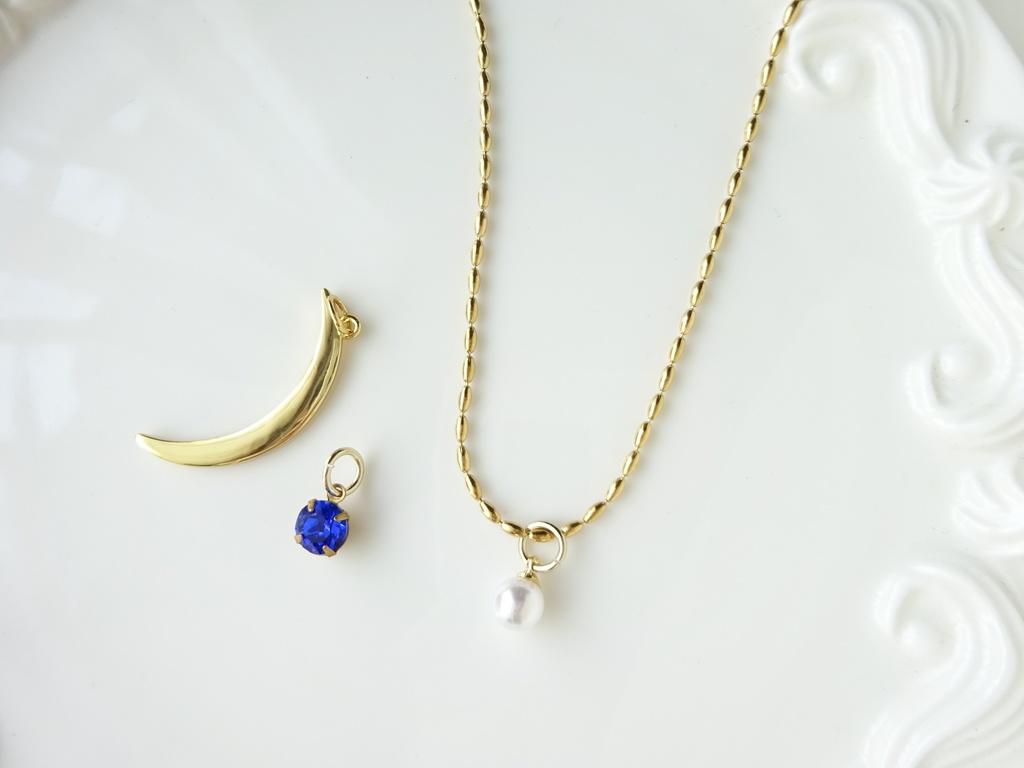 金の三日月ネックレス(おまけチャームつき)