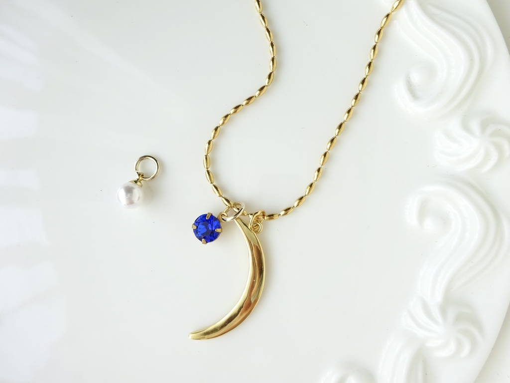 金の三日月ネックレス(おまけチャームつき)