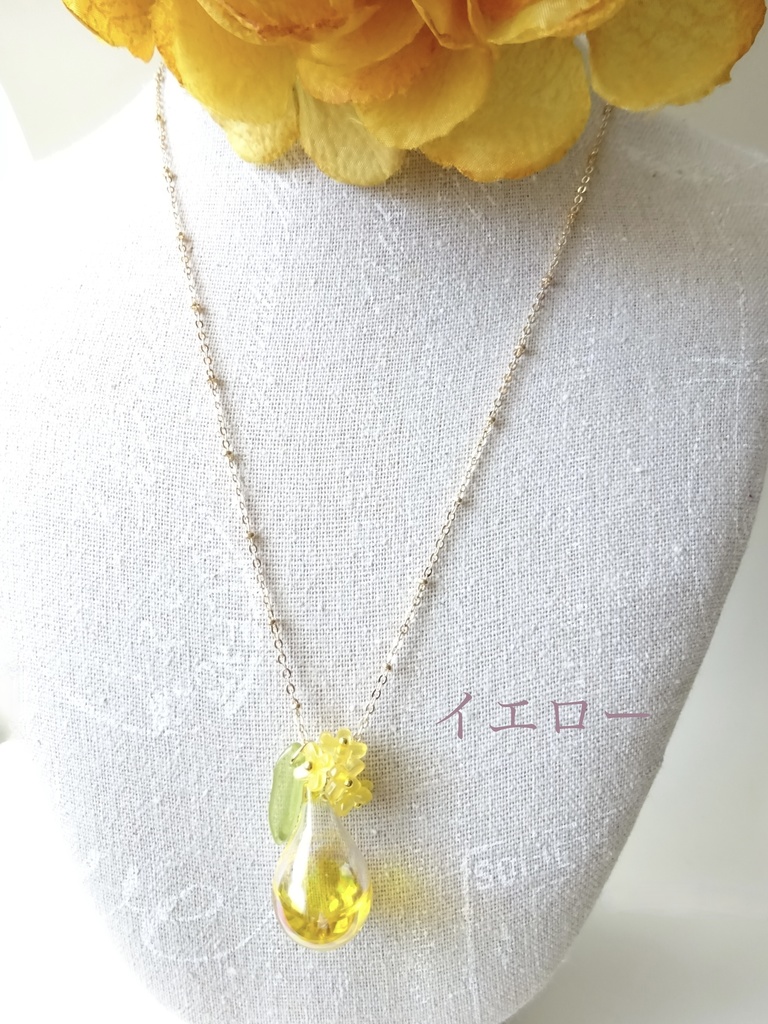 金木犀の水入りガラスドームネックレス