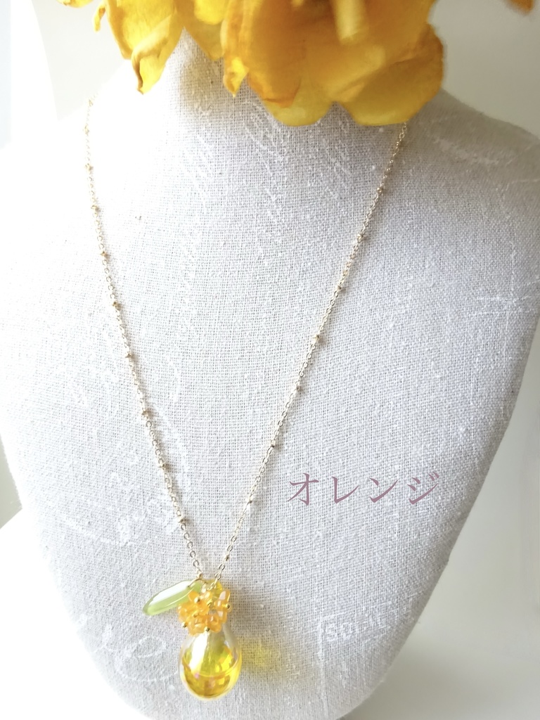 金木犀の水入りガラスドームネックレス