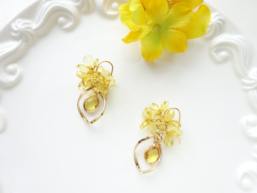 ツイストフープフラワーイエロー(イヤリングOK)