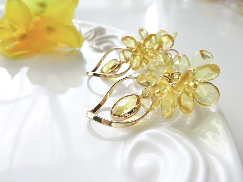 ツイストフープフラワーイエロー(イヤリングOK)