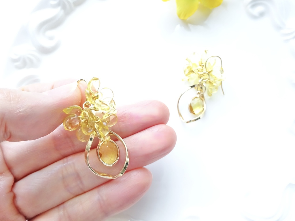ツイストフープフラワーイエロー(イヤリングOK)