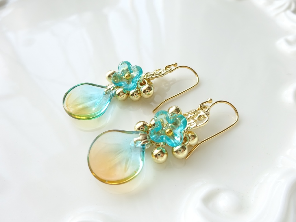 ローズペタル・ピアス・グリーンxイエロー(イヤリングOK)