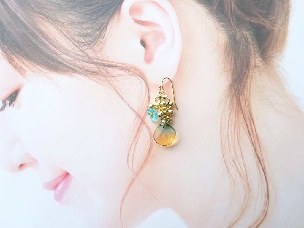 ローズペタル・ピアス・グリーンxイエロー(イヤリングOK)