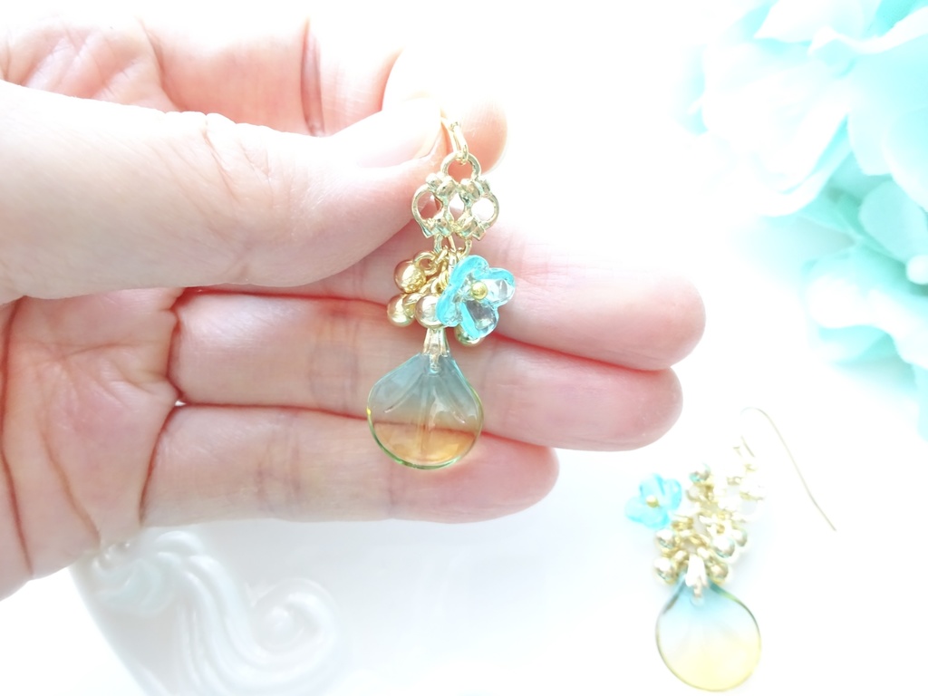 ローズペタル・ピアス・グリーンxイエロー(イヤリングOK)