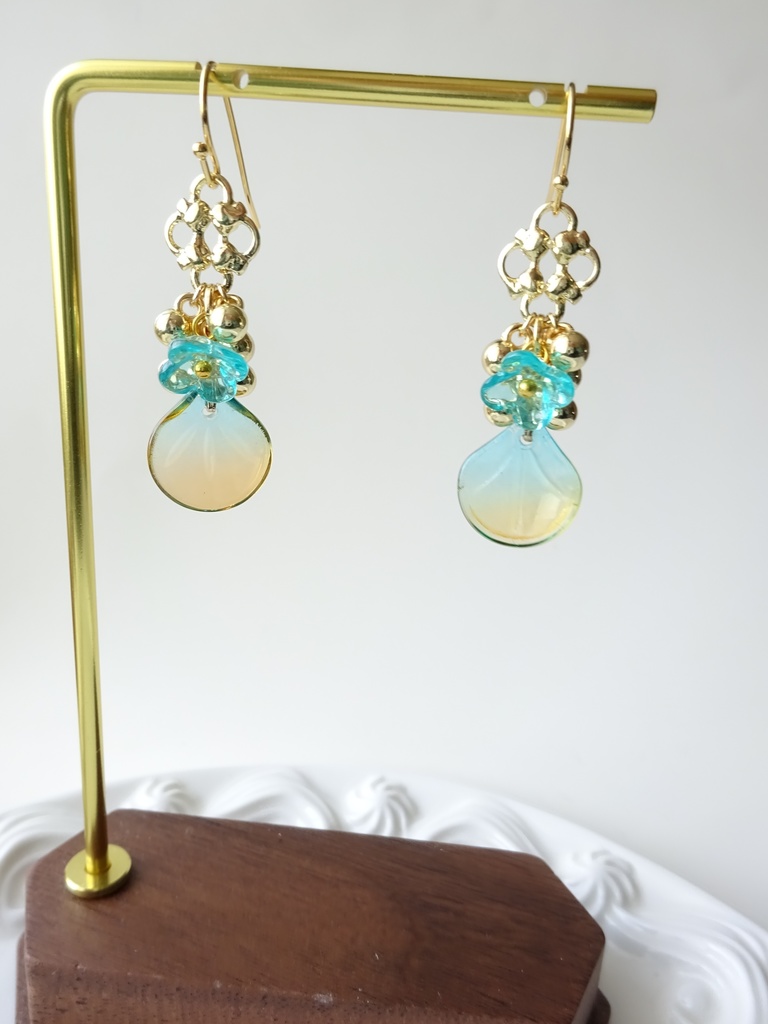 ローズペタル・ピアス・グリーンxイエロー(イヤリングOK)