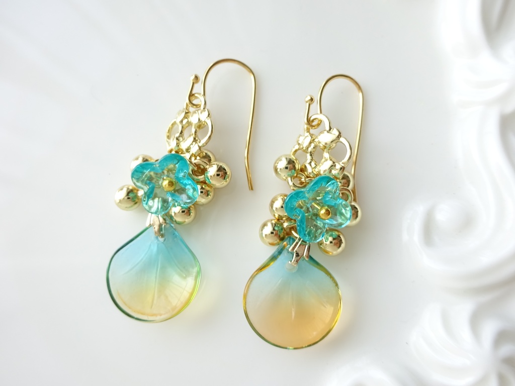 ローズペタル・ピアス・グリーンxイエロー(イヤリングOK)