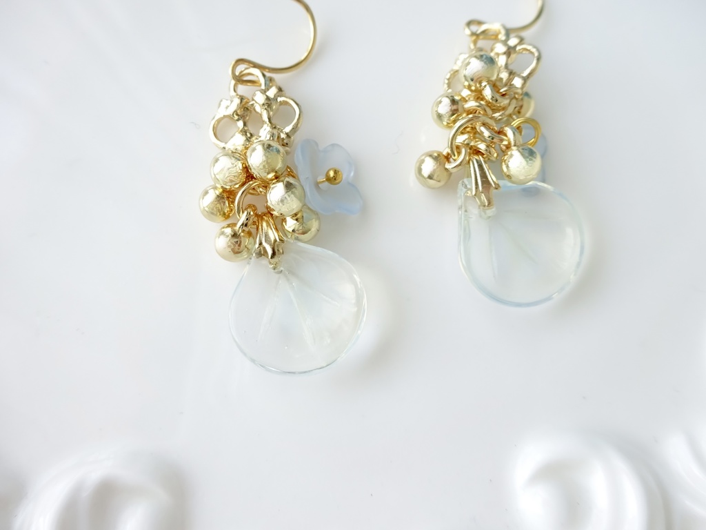 ローズペタル・ピアス・ミルキーブルー(イヤリングOK)