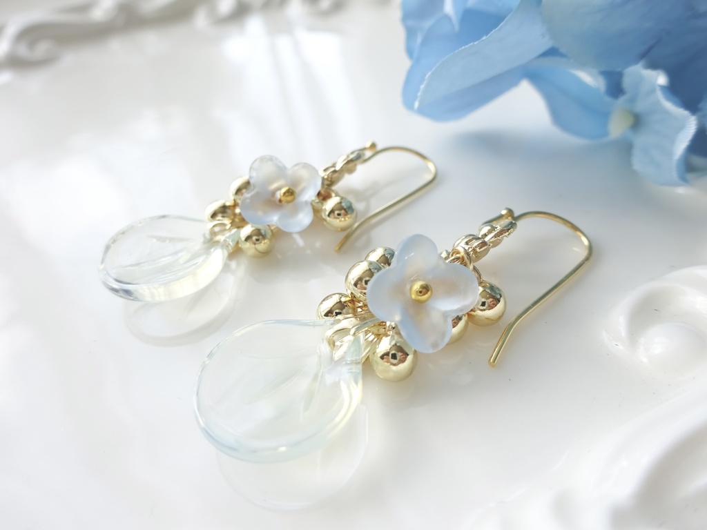 ローズペタル・ピアス・ミルキーブルー(イヤリングOK)