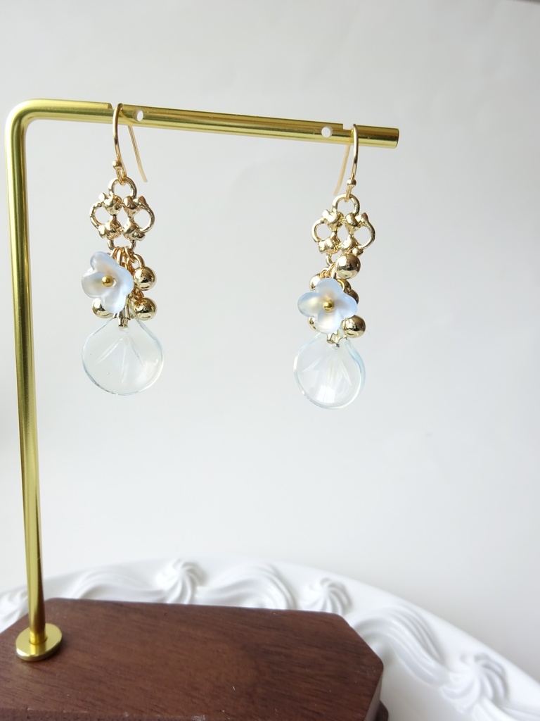 ローズペタル・ピアス・ミルキーブルー(イヤリングOK)