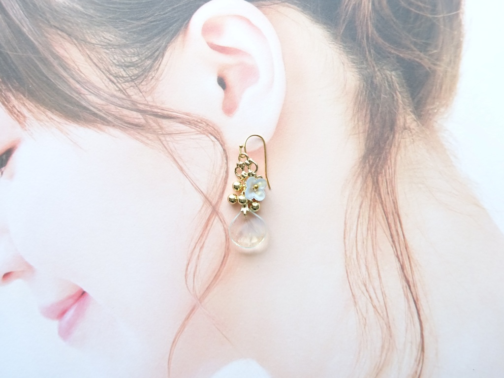 ローズペタル・ピアス・ミルキーブルー(イヤリングOK)