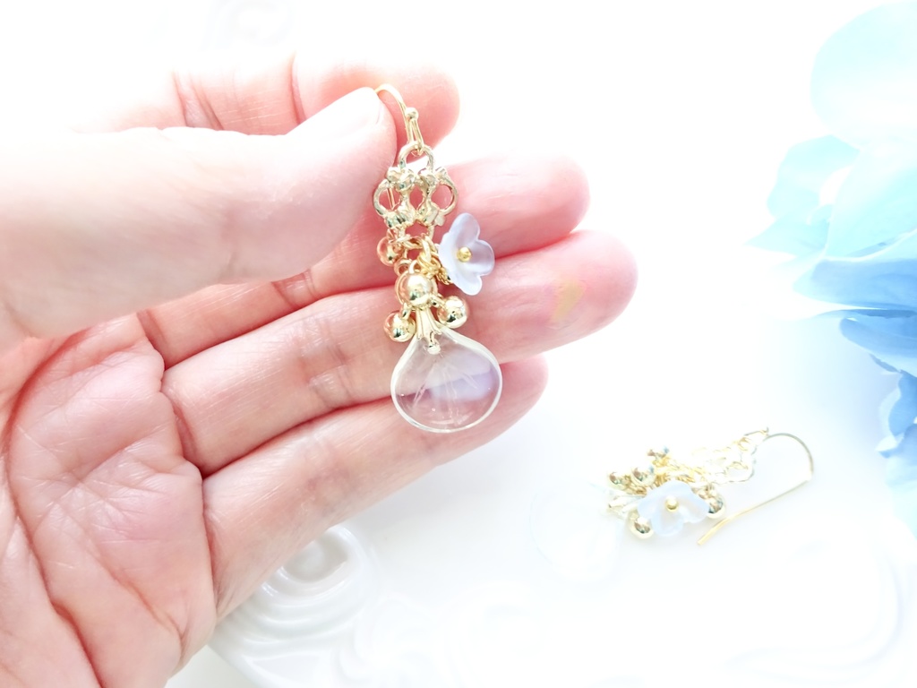 ローズペタル・ピアス・ミルキーブルー(イヤリングOK)