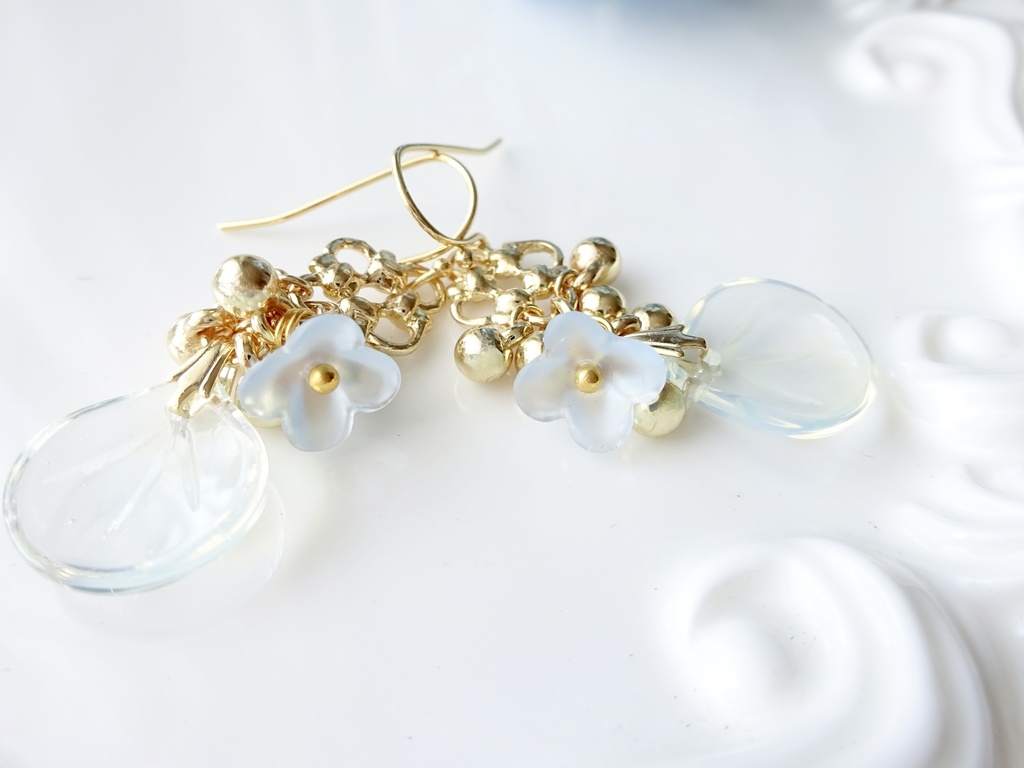 ローズペタル・ピアス・ミルキーブルー(イヤリングOK)