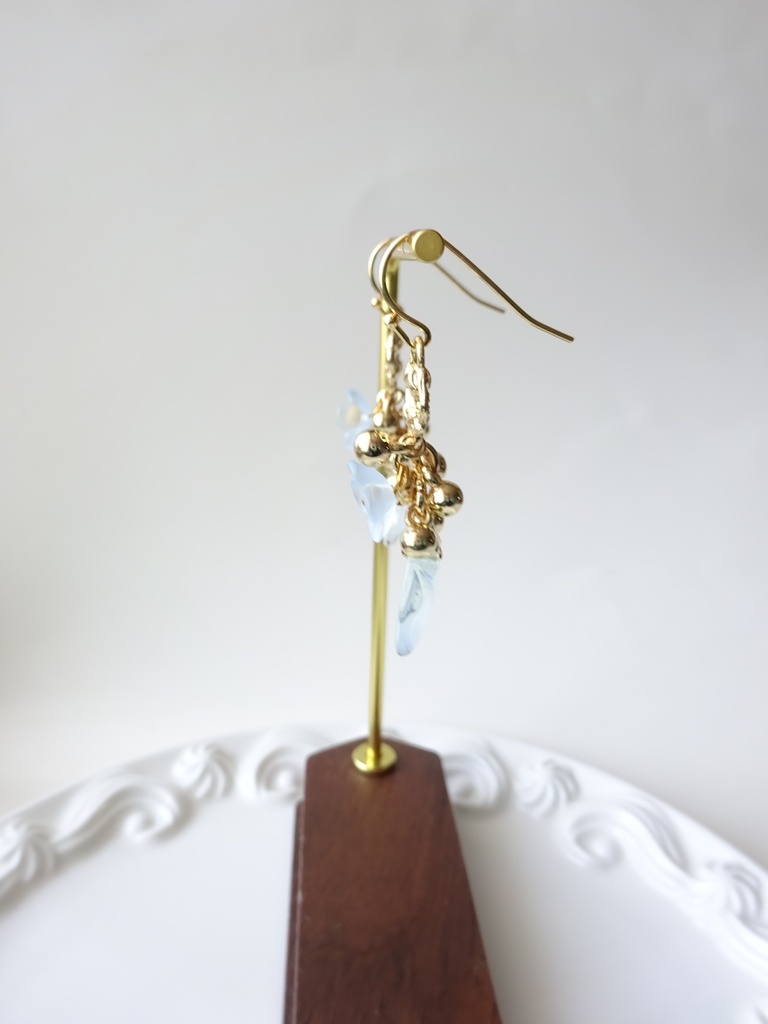 ローズペタル・ピアス・ミルキーブルー(イヤリングOK)