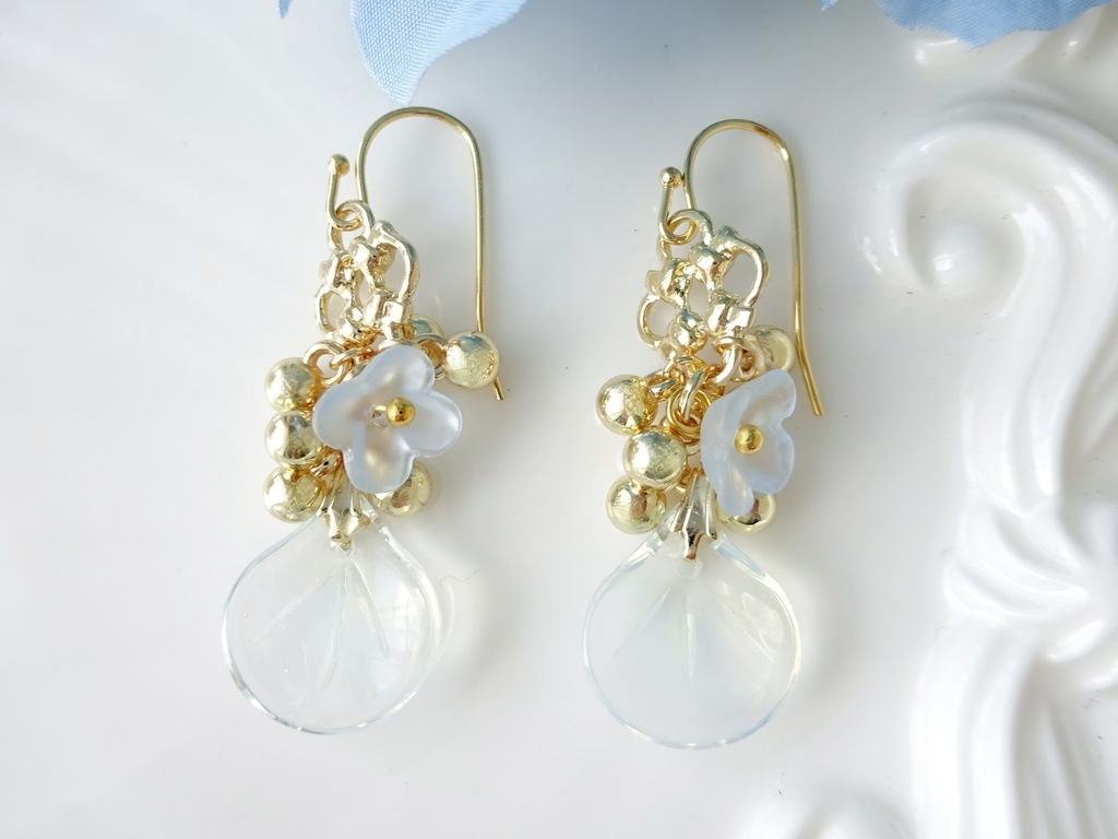 ローズペタル・ピアス・ミルキーブルー(イヤリングOK)