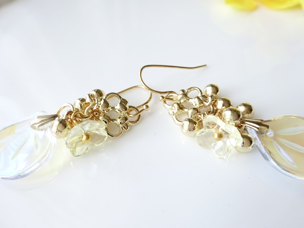 ローズペタル・ピアス・ペールイエロー(イヤリングOK)