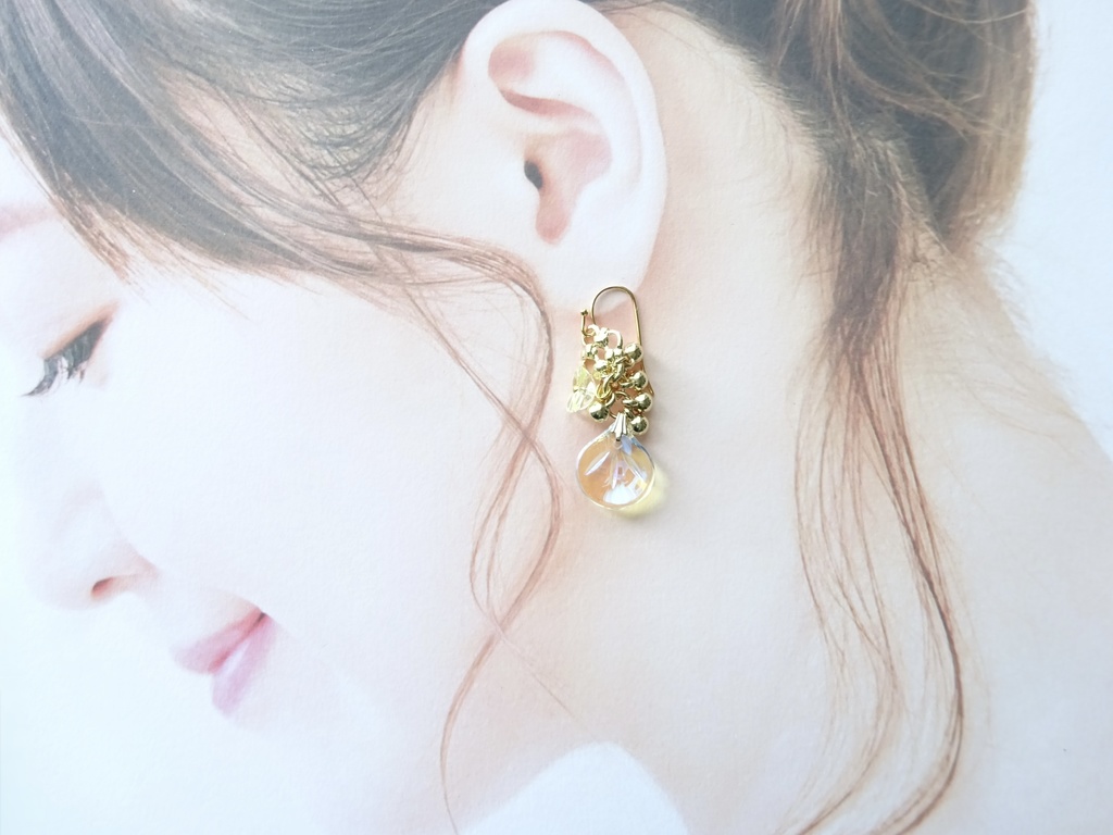 ローズペタル・ピアス・ペールイエロー(イヤリングOK)
