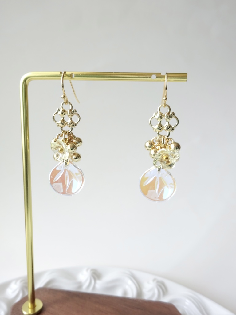 ローズペタル・ピアス・ペールイエロー(イヤリングOK)