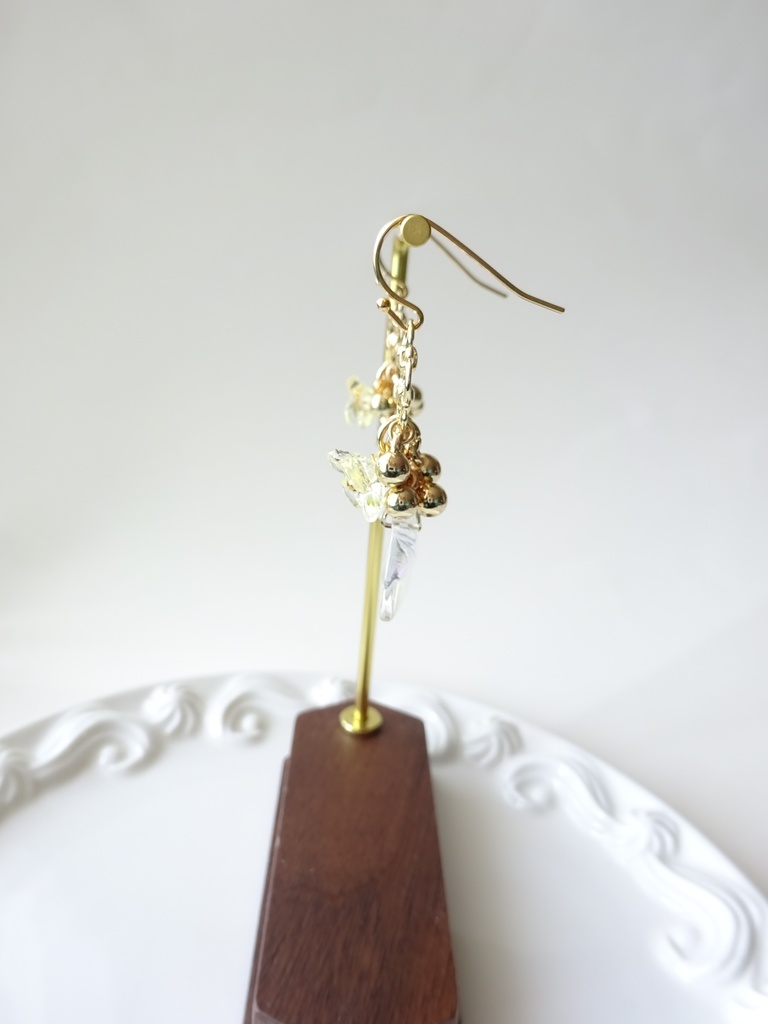 ローズペタル・ピアス・ペールイエロー(イヤリングOK)