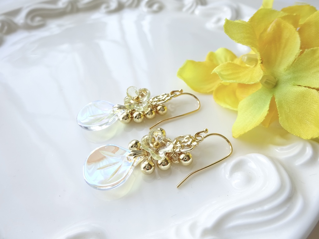 ローズペタル・ピアス・ペールイエロー(イヤリングOK)