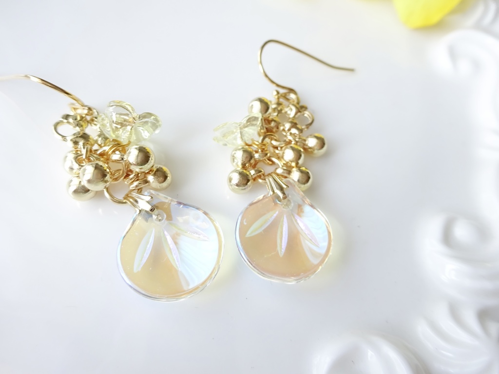 ローズペタル・ピアス・ペールイエロー(イヤリングOK)