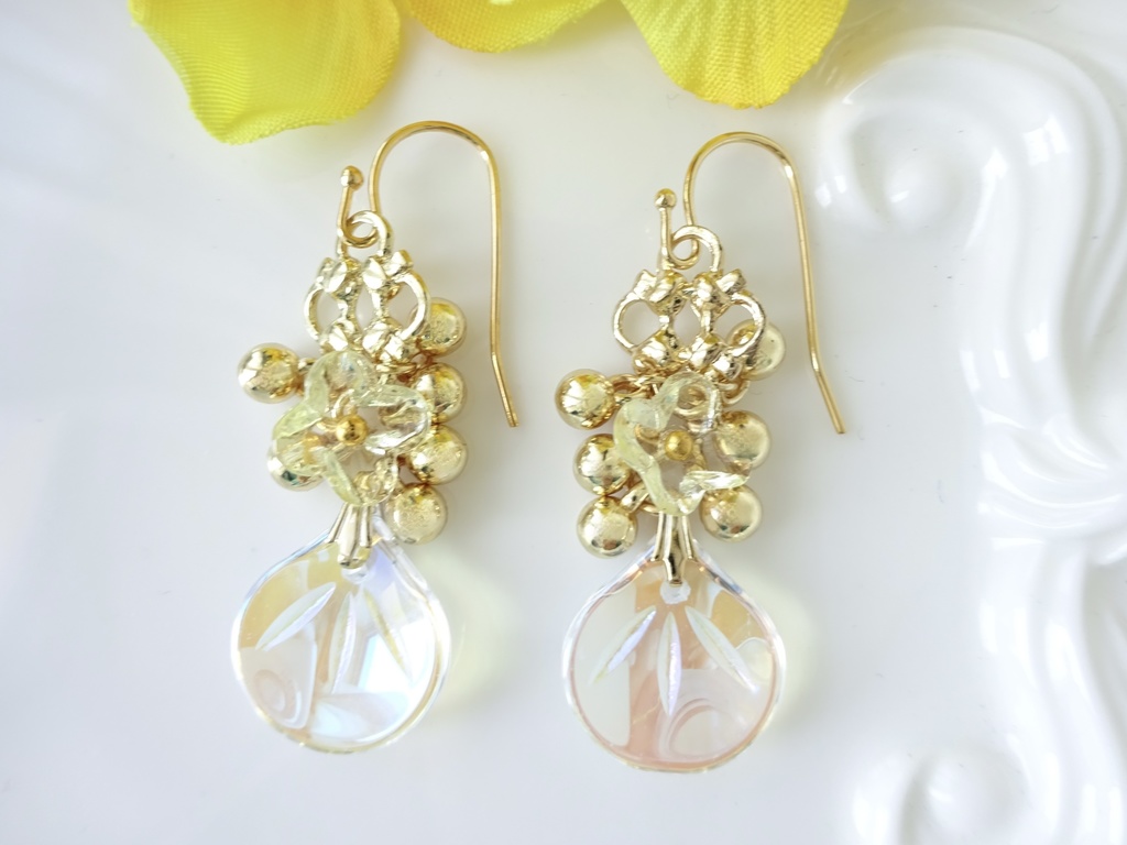 ローズペタル・ピアス・ペールイエロー(イヤリングOK)